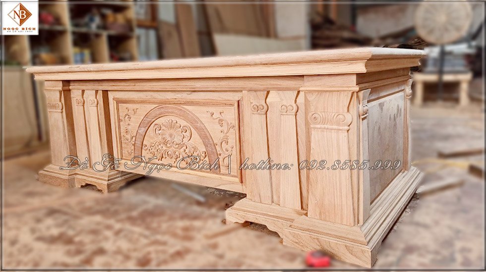 Chiếc bàn được làm từ chất liệu gỗ gõ đỏ